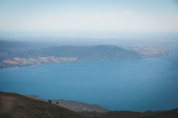 Lago Llanquihue y su rivera desde la cumbre del volcan osorno