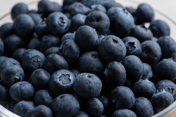 ガラスの器に盛ったたくさんのブルーベリーのアップ