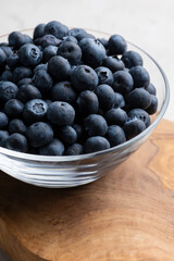 ガラスの器に盛ったたくさんのブルーベリーのアップ