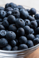 ガラスの器に盛ったたくさんのブルーベリーのアップ