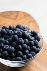 ガラスの器に盛ったたくさんのブルーベリーのアップ