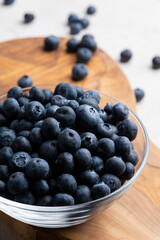 ガラスの器に盛ったたくさんのブルーベリーのアップ