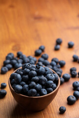 ナチュラルな木の器に盛ったたくさんのブルーベリー