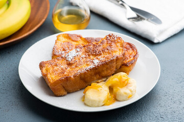 朝食のテーブルの上にバナナとオレンジマーマレードを添えたカリカリ食感のキャラメルフレンチトースト