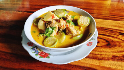 Chicken Green Curry It is an ancient Thai food that is famous all over the world. It is well known to foreigners as Thai Green Curry based on the color of the curry sauce. Stack the porcelain cups on 