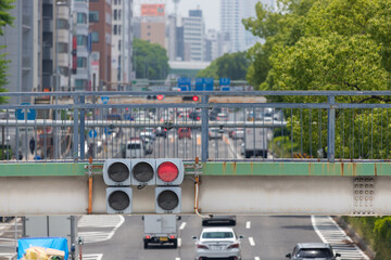 名古屋のビジネス街の歩道橋と信号機の風景