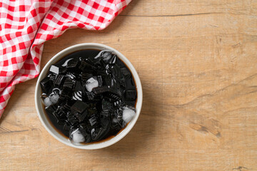 Black grass jelly with ice