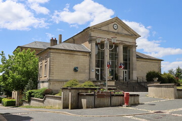 Naklejka premium La mairie, vue de l'extérieur, ville de Chateau-Chinon, département de la Nièvre, France