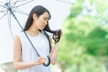 髪を持つアジア人女性(悩む・傘)
