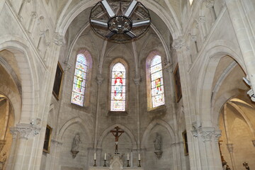 Fototapeta na wymiar L'église Saint Romain, de style néo gothique, intérieur de l'église, ville de Chateau-Chinon, département de la Nièvre, France