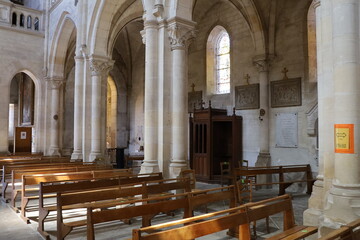 L'église Saint Romain, de style néo gothique, intérieur de l'église, ville de Chateau-Chinon,...