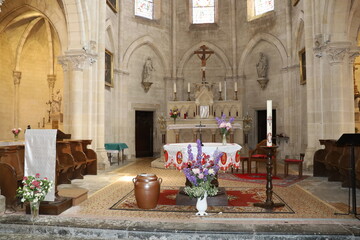 L'église Saint Romain, de style néo gothique, intérieur de l'église, ville de Chateau-Chinon,...