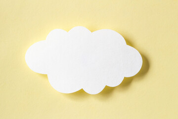 黄色の背景に白い雲のメッセージカード