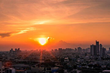 Obraz premium The high angle background of the city view with the secret light of the evening, blurring of night lights, showing the distribution of condominiums, dense homes in the capital community