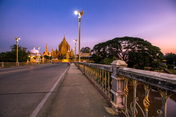 Obraz premium The background of religious attractions in Phitsanulok Province (Wat Chan Tawan Tok) has a distinctive golden yellow sculpture, close to the Nan River, tourists always come to make merit in Thailand