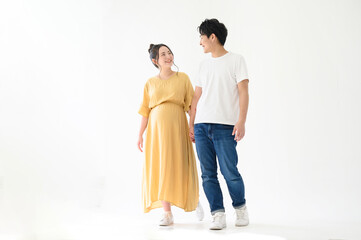 幸せなカップルのマタニティフォト　かわいい