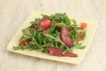 Duck salad with ruccola and grapefruit