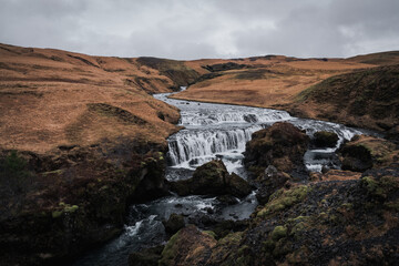 Raue Landschaften auf Island, Wasserfall - obrazy, fototapety, plakaty