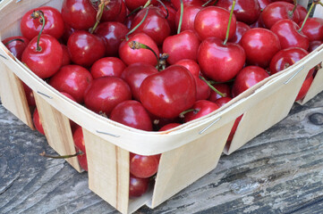 Barquette en bois de cerises en gros plan