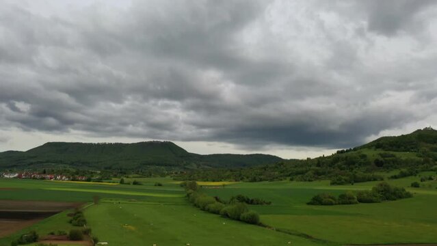 Dichte Wolken &uuml;ber einem Flugfeld