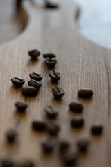 Fototapeta na wymiar Kaffeebohnen auf einem Holzbrett