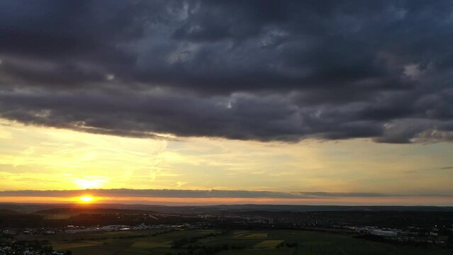 Dichte Wolken bei Sonnenuntergang