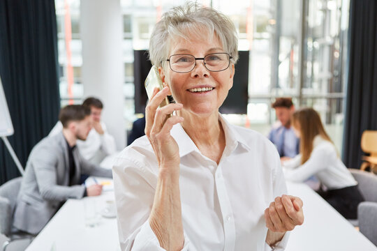Business Frau telefoniert mit dem Smartphone