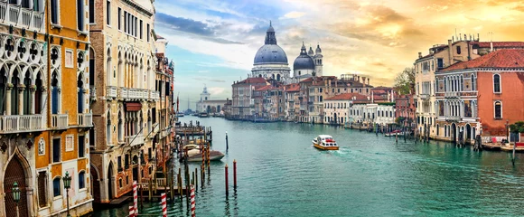 Fototapete Rund Beautiful  romantic Venice town over sunset. View of Grand canal from Academy' bridge. Italy travel and landmarks © Freesurf