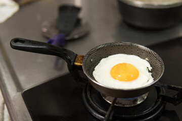cooking an egg in a typical latin kitchen