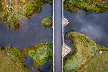 Pont en pierre au-dessus de la rivière Le Bès en Aubrac dans le massif central