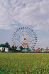 A ferris wheel standing tall on a clear autumn day - obrazy, fototapety, plakaty