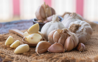 Fresh garlic bulbs and peeled garlic.