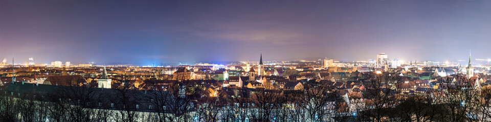 Fototapeta na wymiar Panoramaaufnahme Erfurt bei Nacht