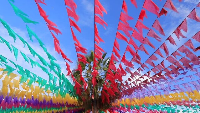 festa junina - decora&ccedil;&atilde;o de s&atilde;o jo&atilde;o com bandeirinhas coloridas