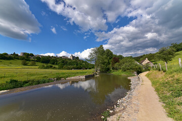 Fototapeta na wymiar Frankreich - Saint-Suzanne - Spaziergang der Mühlen & Fluss Weiler
