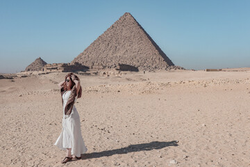 Woman wandering around the Pyramids of Giza in Caïro.