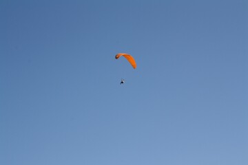 Paraglider in the blue sky - Gleitschirmflieger am blauen Himmel