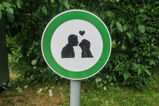 Cartel de besos zona de besarse se&ntilde;al