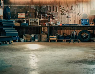 Foto op Aluminium Workshop scène. Oude gereedschappen hangen aan de muur in de werkplaats, gereedschapsplank tegen een tafel en muur, vintage garagestijl © Win