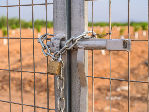 Candado poner candados en campo por protecci&oacute;n y robos