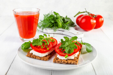 Crispbread with curd cheese, tomatoes, green onions, arugula and basilica. Delicious and healthy...