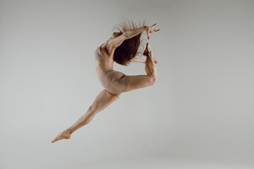 Young woman dancer dancing high heels dance jumping leg-split