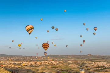 Poster heteluchtballon van boven het oosterse droomlandschap van Cappadocië © schame87