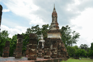 Fototapeta premium Close-up of Phum Khao Bin Pagoda (the sukhothai pagoda unique) and buddha in old viharn at the Historical Park in Sukhothai.