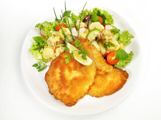 Wiener Schnitzel mit Kartoffelsalat - Freigestellt