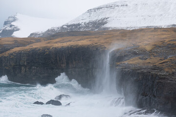 Une cascade pendant une tempête aux îles Féroé