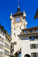 Obraz premium Baden, Stadtturm, Altstadt, Wehrturm, Löwenbrunnen, Altstadthäuser, Stadt, Limmattal, Limmat, Fluss, Aargau, Sommer, Schweiz