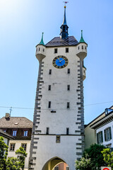 Fototapeta premium Stadt Baden, Stadtturm, Wehrturm, Altstadt, Stadt, Altstadthäuser, Löwenbrunnen, Limmattal, Aargau, Sommer, Schweiz