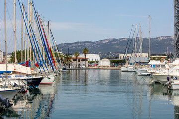 Fototapeta na wymiar Yachts dans le port de La Seyne-sur-mer en France