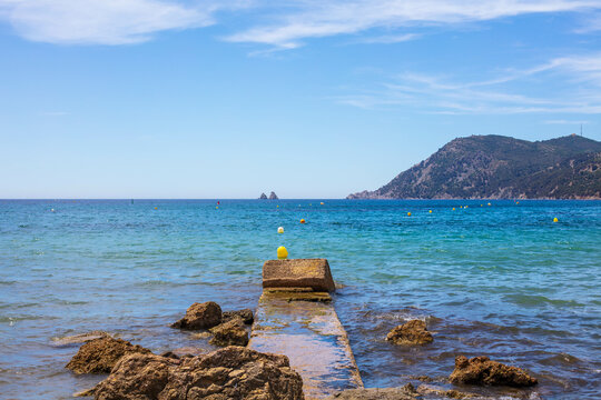 Vue de la digue et des rochers des Deux-Fr&egrave;res depuis la plage des Sablettes &agrave; la Seyne-sur-mer